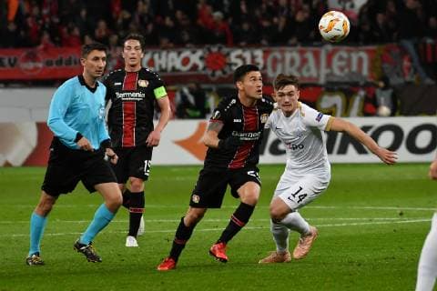 GER, UEFA EL, Bayer 04 Leverkusen (GER) vs. FC Zuerich (SUI) 08.11.2018, BayArena, Leverkusen, Europaleque, Vorrunde, GER, UEFA EL, Bayer 04 Leverkusen (GER) vs. FC Zuerich (SUI), DFL regulations prohibit any use of photographs as image sequences and or quasi-video im Bild picture shows: Charles Aranguiz (Leverkusen 20), im Zweikampf gegen Toni Domgjoni (FC Zuerich 14),