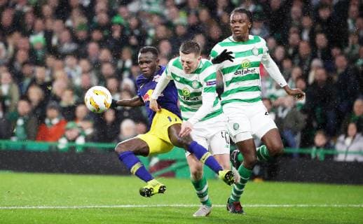 Celtic Glasgow - RB Leipzig Fussball Euro League Glasgow, 08.11.2018, Celtic Park, Fussball, UEFA EURO EM Europameisterschaft Fussball League , Gruppe B, 4.Spieltag , Celtic Glasgow vs. RB Leipzig , Im Bild von links; Bruma (17, RB Leipzig), Callum McGregor (42, Celtic) und Dedryck Boyata (20, Celtic). , Gemäß den Vorgaben der UEFA ist es untersagt, in dem Stadion und oder vom Spiel angefertigte Fotoaufnahmen in Form von Sequenzbildern und oder videoähnlichen Fotostrecken zu verwerten bzw. verwerten zu lassen. ,