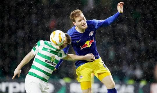 Celtic Glasgow - RB Leipzig Fussball Euro League Glasgow, 08.11.2018, Celtic Park, Fussball, UEFA EURO EM Europameisterschaft Fussball League , Gruppe B, 4.Spieltag , Celtic Glasgow vs. RB Leipzig , Im Bild von links; Callum McGregor (42, Celtic) und Marcel Halstenberg (23, RB Leipzig). , Gemäß den Vorgaben der UEFA ist es untersagt, in dem Stadion und oder vom Spiel angefertigte Fotoaufnahmen in Form von Sequenzbildern und oder videoähnlichen Fotostrecken zu verwerten bzw. verwerten zu lassen. ,