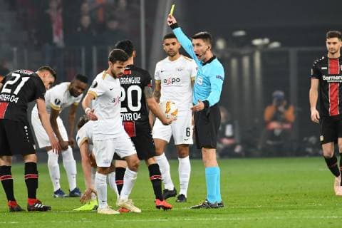 GER, UEFA EL, Bayer 04 Leverkusen (GER) vs. FC Zuerich (SUI) 08.11.2018, BayArena, Leverkusen, Europaleque, Vorrunde, GER, UEFA EL, Bayer 04 Leverkusen (GER) vs. FC Zuerich (SUI), DFL regulations prohibit any use of photographs as image sequences and or quasi-video im Bild picture shows: Dominik Kohr (Leverkusen 21), sieht gelb für eine Schwalbe