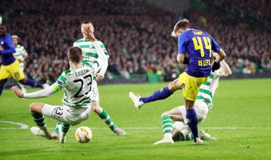 Celtic Glasgow - RB Leipzig Fussball Euro League Glasgow, 08.11.2018, Celtic Park, Fussball, UEFA EURO EM Europameisterschaft Fussball League , Gruppe B, 4.Spieltag , Celtic Glasgow vs. RB Leipzig , Im Bild von links; Mikael Lustig (23, Celtic) und Kevin Kampl (44, RB Leipzig) . , Gemäß den Vorgaben der UEFA ist es untersagt, in dem Stadion und oder vom Spiel angefertigte Fotoaufnahmen in Form von Sequenzbildern und oder videoähnlichen Fotostrecken zu verwerten bzw. verwerten zu lassen. ,