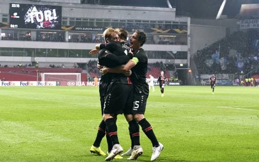Fussball, UEFA Europa League, Herren, Saison 2018 2019, Gruppe A, 4. Spieltag, BayArena Leverkusen, Bayer Leverkusen (schwarz) - FC Zürich (weiss); Jubel Tin Jedvaj (LEV) nach seinem Tor zum 1:0, zusammen mit Julian Brandt (LEV), Julian Baumgartlinger (LEV). Jubel, Freude, Aktion. UEFA REGULATIONS PROHIBIT ANY USE OF PHOTOGRAPHS AS IMAGE SEQUENCES AND OR QUASI-VIDEO.