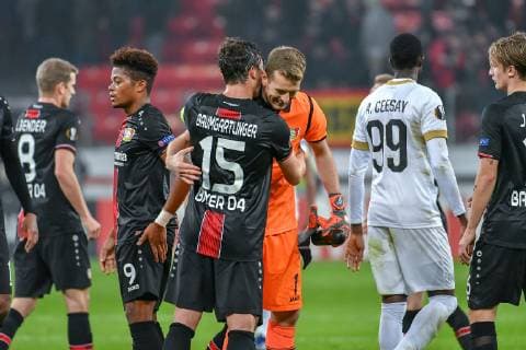 GER, UEFA EL, Bayer 04 Leverkusen (GER) vs. FC Zuerich (SUI) 08.11.2018, BayArena, Leverkusen, Europaleque, Vorrunde, GER, UEFA EL, Bayer 04 Leverkusen (GER) vs. FC Zuerich (SUI), DFL regulations prohibit any use of photographs as image sequences and or quasi-video im Bild picture shows: nach Ende des Spiels die Leverkusener freuen sich und verabschieden sich lachen, Lukas Hradecky Torwart (Leverkusen 1), Julian Baumgartlinger (Leverkusen 15), Leon Bailey (Leverkusen 9),