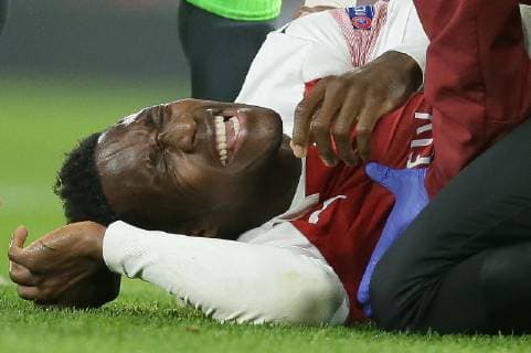 (181109) -- LONDON, Nov. 9, 2018 (Xinhua) -- Arsenal s Danny Welbeck gets medical treatment during the UEFA Europa League group E match between Arsenal and Sporting Lisbon at the Emirates Stadium in London, Britain on Nov. 8, 2018. The final score was 0-0. (Xinhua Tim Ireland) FOR EDITORIAL USE ONLY. NOT FOR SALE FOR MARKETING OR ADVERTISING CAMPAIGNS. NO USE WITH UNAUTHORIZED AUDIO, VIDEO, DATA, FIXTURE LISTS, CLUB LEAGUE LOGOS OR LIVE SERVICES. ONLINE IN-MATCH USE LIMITED TO 45 IMAGES, NO VIDEO EMULATION. NO USE IN BETTING, GAMES OR SINGLE CLUB LEAGUE PLAYER PUBLICATIONS. (SP) BRITAIN-LONDON-FOOTBALL-EUROPA LEAGUE-ARSENAL VS SPORTING LISBON