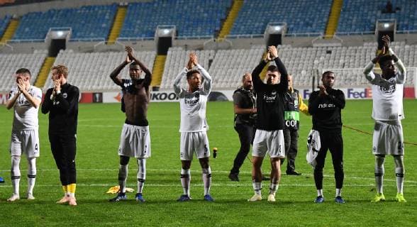 08.11.2018, xjhx, Fussball UEFA Europa League, Apollon Limassol - Eintracht Frankfurt emspor, v.l. Ante Rebic (Eintracht Frankfurt), Frederik Roennow (Eintracht Frankfurt), Evan Ndicka N Dicka N«Dicka (Eintracht Frankfurt), Jonathan de Guzman (Eintracht Frankfurt), Luka Jovic (Eintracht Frankfurt), Taleb Tawatha (Eintracht Frankfurt), Danny da Costa (Eintracht Frankfurt) bedankt bedanken sich bei den Fans (DFL DFB REGULATIONS PROHIBIT ANY USE OF PHOTOGRAPHS as IMAGE SEQUENCES and or QUASI-VIDEO) Nikosia