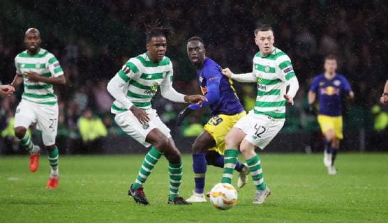 Celtic Glasgow - RB Leipzig Fussball Euro League Glasgow, 08.11.2018, Celtic Park, Fussball, UEFA EURO EM Europameisterschaft Fussball League , Gruppe B, 4.Spieltag , Celtic Glasgow vs. RB Leipzig 2:1 (1:0) , Im Bild von links; Dedryck Boyata (20, Celtic), Jean-Kevin Augustin (29, RB Leipzig) und Callum McGregor (42, Celtic). , Gemäß den Vorgaben der UEFA ist es untersagt, in dem Stadion und oder vom Spiel angefertigte Fotoaufnahmen in Form von Sequenzbildern und oder videoähnlichen Fotostrecken zu verwerten bzw. verwerten zu lassen. ,