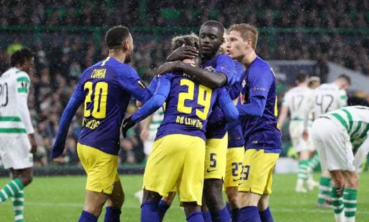 Celtic Glasgow - RB Leipzig Fussball Euro League Glasgow, 08.11.2018, Celtic Park, Fussball, UEFA EURO EM Europameisterschaft Fussball League , Gruppe B, 4.Spieltag , Celtic Glasgow vs. RB Leipzig 2:1 (1:0) , Im Bild; Jubel nach dem 1:1 durch Jean-Kevin Augustin (29, RB Leipzig). Kevin Kampl (44, RB Leipzig). Matheus Cunha (20, RB Leipzig), Dayot Upamecano (5, RB Leipzig) und Marcel Halstenberg (23, RB Leipzig). , Gemäß den Vorgaben der UEFA ist es untersagt, in dem Stadion und oder vom Spiel angefertigte Fotoaufnahmen in Form von Sequenzbildern und oder videoähnlichen Fotostrecken zu verwerten bzw. verwerten zu lassen. ,