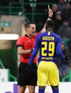 Celtic Glasgow - RB Leipzig Fussball Euro League Glasgow, 08.11.2018, Celtic Park, Fussball, UEFA Europa League , Gruppe B, Spieltag 4 , Celtic FC Glasgow (SCO) vs. RB Leipzig (GER) 2:1 (1:0) , Verwarnung. Im Bild v.l.: Schiedsrichter Javier Estrada (ESP) zeigt Jean-Kevin Augustin (29, RB Leipzig) die gelbe Karte. , UEFA æregulations prohibit any use of photographs as image sequences and or quasi-video.
