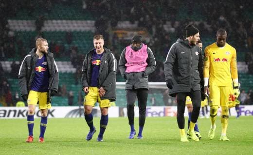 Celtic Glasgow - RB Leipzig Fussball Euro League Glasgow, 08.11.2018, Celtic Park, Fussball, UEFA Europa League , Gruppe B, Spieltag 4 , Celtic FC Glasgow (SCO) vs. RB Leipzig (GER) 2:1 (1:0) , Nach Abpfiff. Im Bild v.l.: Konrad Laimer, Willi Orban, Ibrahima KonatŽ Konate, Torwart Marius Müller Mueller und Torwart Yvon Mvogo (alle Leipzig) vor der RB Fankurve. , UEFA æregulations prohibit any use of photographs as image sequences and or quasi-video.