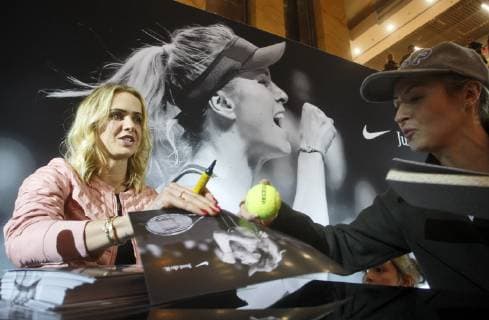 Tennis, Elina Switolina Autogrammstunde in Kiew November 9, 2018 - Kiev, Ukraine - ELINA SVITOLINA ,Ukrainian tennis player, attends a meeting with her fans during an autograph session in Kiev, Ukraine, on 9 November 2018. Elina Svitolina of Ukraine winning against Sloane Stephens of the USA and register the biggest win of her career when she rallied for a 2-1 (3-6, 6-2, 6-2), during their singles final match of the BNP Paribas WTA Tennis Damen Finals 2018 held in Singapore on 28 October 2018,and ended the yearas as the 4th place in the WTA ranking,as media reported. ELINA SVITOLINA mets with her fans in Kiev - ZUMAg194 20181109_zap_g194_007 Copyright: xSergxGlovnyx