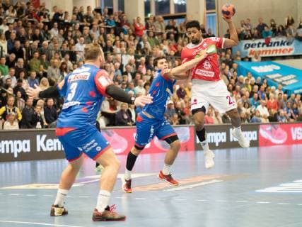 22 Dieudonne Mubenzem (TV 05 07 Huettenberg), Marcel Niemeyer (HBW Balingen-Weilstetten 03), Zweikampf, Dynamik, HBW Balingen-Weilstetten vs TV 05 07 Huettenberg, Handball, 2. Bundesliga, Herren, Saison 2018 2019, 11.10.2018, HBW Balingen-Weilstetten vs TV 05 07 Huettenberg, Handball, 2. Bundesliga, Herren, Saison 2018 2019, 11.10.2018 Balingen Copyright: xEIBNER NicolasxWoernx EP_NWN