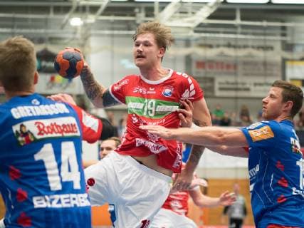 19 Markus Stegefelt (TV 05 07 Huettenberg) setzt sich durch und schiesst aufs Tor, Oddur Gretarsson (HBW Balingen-Weilstetten 14), Martin Strobel (HBW Balingen-Weilstetten 15), HBW Balingen-Weilstetten vs TV 05 07 Huettenberg, Handball, 2. Bundesliga, Herren, Saison 2018 2019, 11.10.2018, HBW Balingen-Weilstetten vs TV 05 07 Huettenberg, Handball, 2. Bundesliga, Herren, Saison 2018 2019, 11.10.2018 Balingen Copyright: xEIBNER NicolasxWoernx EP_NWN