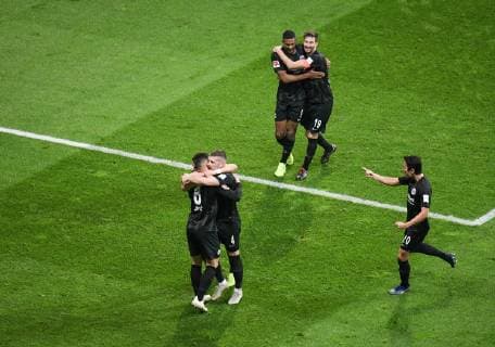 11.11.2018, xmhx, Fussball 1.Bundesliga, Eintracht Frankfurt - FC Schalke 04 emspor, v.l. Luka Jovic (Eintracht Frankfurt) schießt ein Tor, erzielt ein Tor, trifft das Tor zum, goal, goal scored zum 1:0 Jubel, Freude, Torjubel, jubeln, freuen, Luka Jovic (Eintracht Frankfurt), Ante Rebic (Eintracht Frankfurt), Sebastien Haller (Eintracht Frankfurt), David Abraham (Eintracht Frankfurt), Makoto Hasebe (Eintracht Frankfurt) (DFL DFB REGULATIONS PROHIBIT ANY USE OF PHOTOGRAPHS as IMAGE SEQUENCES and or QUASI-VIDEO) Frankfurt am Main