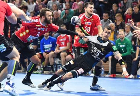 am Ball: Roman Becvar (Dresden) gegen links: Philipp Pöter (Rhein Vikings), dahinter: SrdjanPredragovic (Rhein Vikings), HC Elbflorenz Dresden gegen HC Rhein Vikings, Handball, 2. Liga der Männer, 2. Bundesliga, Saison 2018 2019, Dresden, BallsportARENA Dresden, 11.11.2018,