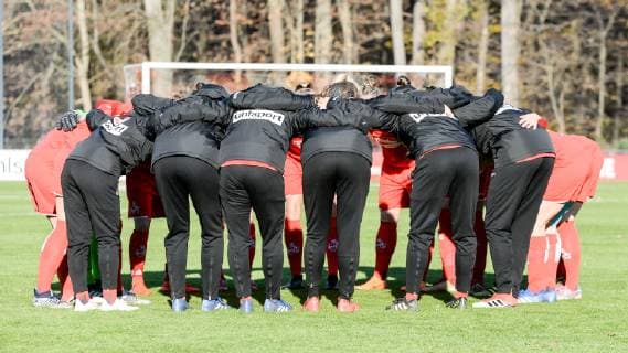 Die Kölner Spielerinnen schwören sich mit einem Mannschaftskreis vor dem Anpfiff ein, Kreis, Teamkreis, Konzentration, Kameradschaft, Ansprache, Motivation, Fussball, 2. Frauen-Bundesliga, 1. FC Köln - FF USV Jena, DFB REGULATIONS PROHIBIT ANY USE OF PHOTOGRAPHS AS IMAGE SEQUENCES AND OR QUASI-VIDEO.
