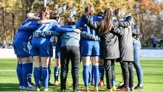 Die Spielerinnen aus Jena schwören sich mit einem Mannschaftskreis vor dem Anpfiff ein, Kreis, Teamkreis, Konzentration, Kameradschaft, Ansprache, Motivation, Fussball, 2. Frauen-Bundesliga, 1. FC Köln - FF USV Jena, DFB REGULATIONS PROHIBIT ANY USE OF PHOTOGRAPHS AS IMAGE SEQUENCES AND OR QUASI-VIDEO.