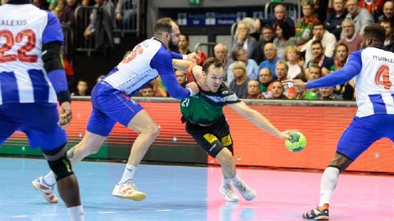 18.11.2018, xtgx, Handball EHF Pokal, SC Magdeburg - FC Porto emspor, v.l. Antonio Rodrigues Areia (FC Porto, 25), Christian O Sullivan (Magdeburg, 24) Zweikampf, Duell, Kampf, tackle GETEC Arena