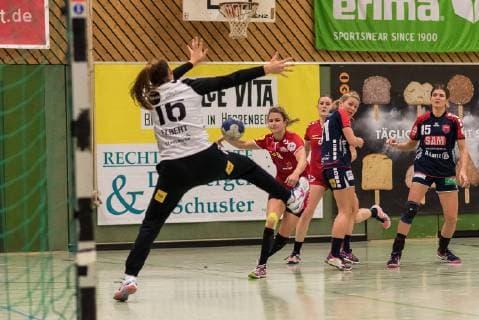 Dora Elbert (SG H2Ku Herrenberg Kuties 16)h, Hanne Van Rossum (1.FSV Mainz 05 09), SG H2Ku Herrenberg Kuties vs. 1.FSV Mainz 05, Handball, 2.Bundesliga, Frauen, HBF, Saison 18 19, 18.11.2018, SG H2Ku Herrenberg Kuties vs. 1.FSV Mainz 05, Handball, 2.Bundesliga, Frauen, HBF, Saison 18 19, 18.11.2018 Herrenberg Copyright: xEIBNER Wolfgang_Frankx EP_WFK