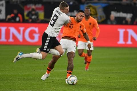 GER, Nations League, Deutschland (GER) vs. Niederlande (NED) 19.11.2018, Veltins Arena, Gelsenkirchen, GER, Nations League, Deutschland (GER) vs. Niederlande (NED), DFB regulations prohibit any use of photographs as image sequences and or quasi-video im Bild picture shows: Timo Werner (Deutschland GER 9), Memphis Depay (Niederlande NED 10),