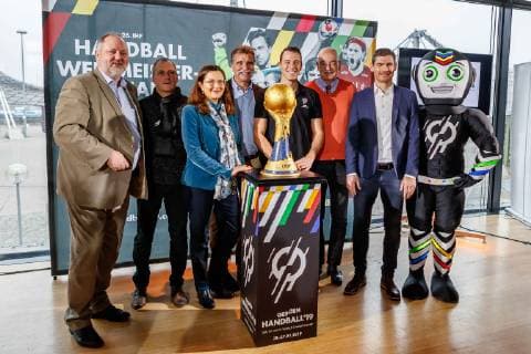 Sport Bilder des Tages Muenchen, Deutschland, 21.11.2018, Pressekonferenz, 50 Tage bis zur Handball-WM 2019 Andreas Michelmann (Praesident Deutscher Handballbund), Georg Clarke (Praesident Bayerischer Handball-Verband), Marion Schoene(Geschaeftsfuehrerin Olympiapark München GmbH), Heiner Brand, Dominik Klein, Stadtrat Thomas Ranft, Henning Fritz, Maskottchen Stan ( DeFodi507