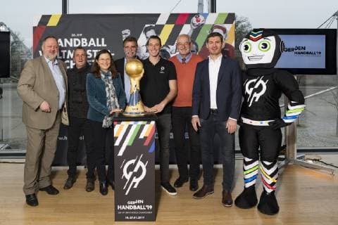 Pressekonferenz zur Handball WM, Coubertin Olympiapark Muenchen.21.11.2018. Im Bild: v.links Andreas Michelmann, Praesident Deutscher Handballbund, Georg Clarke Praesident Bayerischer Handball-Verband, Marion Schoene, Geschaeftsfuehrerin Olympiapark Muenchen GmbH, Heiner Brand, Weltmeistertrainer 2007, Dominik Klein, Linksaussen Weltmeistermannschaft 2007, Thomas Ranft, Stadtrat LH Muenchen, Henning Fritz, Torwart Weltmeistermannschaft 2007, Handball WM-Maskottchen Stan Â