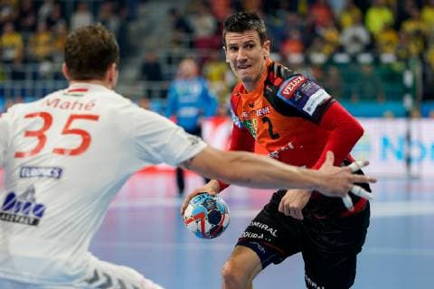 v.li.: Kentin Mahe (KC Veszprem, 35), Andre Schmid (Andy Schmid, RNL, 2), Aktion, Action, Spielszene, Handball, Champions League, Rhein-Neckar Löwen - Telekom Veszprem HC,