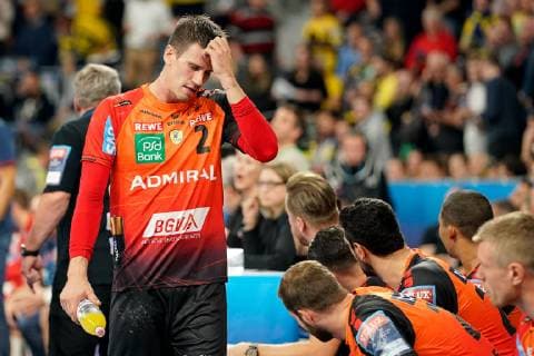 Sport Bilder des Tages Andre Schmid (Andy Schmid, RNL, 2), enttäuscht über die Niederlage, Enttäuschung nach dem Schlusspfiff, Highlight, Verlierer, verloren, Frustration, disappointed, pessimistisch, Einzelbild, Aktion, Action, Spielszene, Handball, Champions League, Rhein-Neckar Löwen - Telekom Veszprem HC,