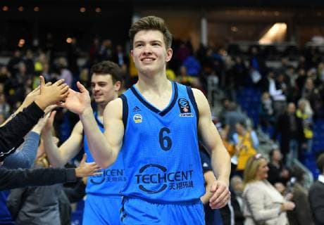 Bennet Hundt (ALBA), klatscht nach dem Spiel die Fans ab, hinten Jonas Mattisseck (ALBA), ALBA Berlin - Limoges CSP Basketball, Eurocup 2018 2019, 7Days Eurocup,, Herren, Männer, Maenner, men, Saison 2018 2019 Berlin, 21.11.2018 Mercedes-Benz Arena