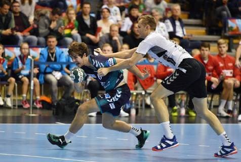 Jacob Tandrup Holm (Füchse), mit Ball, rechts Andreas Holst Jensen (Aalborg) Füchse Berlin-DEN Aalborg Handbold EHF Cup, 2013 2014, Herren, Männer, men, Handball, Deutschland, Germany, Max-Schmeling-Halle Berlin, 25.11.2018