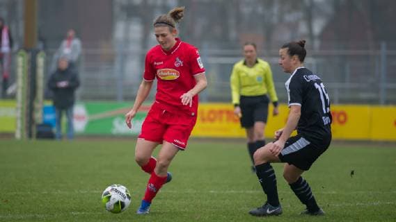v.li.: Carolin Schraa (1. FC Köln, 7) und Charoula Dimitriou (BV Cloppenburg, 15) im Zweikampf, Duell, Aktion, Action, Spielszene, DIE DFB-RICHTLINIEN UNTERSAGEN JEGLICHE NUTZUNG VON FOTOS ALS SEQUENZBILDER UND ODER VIDEOA?HNLICHE FOTOSTRECKEN. DFB REGULATIONS PROHIBIT ANY USE OF PHOTOGRAPHS AS IMAGE SEQUENCES AND OR QUASI-VIDEO., Fussball, 2. Frauen-Bundesliga, BV Cloppenburg - 1. FC Köln,
