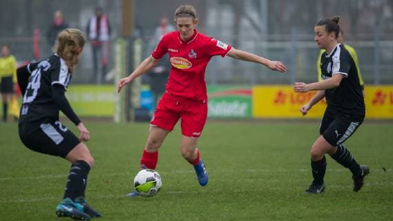 v.li.: Carolin Schraa (1. FC Köln, 7) und Charoula Dimitriou (BV Cloppenburg, 15) im Zweikampf, Duell, Aktion, Action, Spielszene, DIE DFB-RICHTLINIEN UNTERSAGEN JEGLICHE NUTZUNG VON FOTOS ALS SEQUENZBILDER UND ODER VIDEOA?HNLICHE FOTOSTRECKEN. DFB REGULATIONS PROHIBIT ANY USE OF PHOTOGRAPHS AS IMAGE SEQUENCES AND OR QUASI-VIDEO., Fussball, 2. Frauen-Bundesliga, BV Cloppenburg - 1. FC Köln,