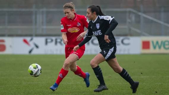 v.li.: Carolin Schraa (1. FC Köln, 7) und Athanasia Maraitou (BV Cloppenburg, 19) im Zweikampf, Duell, Aktion, Action, Spielszene, DIE DFB-RICHTLINIEN UNTERSAGEN JEGLICHE NUTZUNG VON FOTOS ALS SEQUENZBILDER UND ODER VIDEOA?HNLICHE FOTOSTRECKEN. DFB REGULATIONS PROHIBIT ANY USE OF PHOTOGRAPHS AS IMAGE SEQUENCES AND OR QUASI-VIDEO., Fussball, 2. Frauen-Bundesliga, BV Cloppenburg - 1. FC Köln,