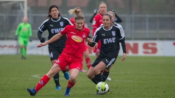 v.li.: Carolin Schraa (1. FC Köln, 7) und Athanasia Maraitou (BV Cloppenburg, 19) im Zweikampf, Duell, Aktion, Action, Spielszene, DIE DFB-RICHTLINIEN UNTERSAGEN JEGLICHE NUTZUNG VON FOTOS ALS SEQUENZBILDER UND ODER VIDEOA?HNLICHE FOTOSTRECKEN. DFB REGULATIONS PROHIBIT ANY USE OF PHOTOGRAPHS AS IMAGE SEQUENCES AND OR QUASI-VIDEO., Fussball, 2. Frauen-Bundesliga, BV Cloppenburg - 1. FC Köln,