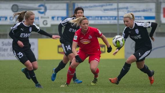 v.li.: Emilia Reck (BV Cloppenburg, 29), Julia Pfannschmidt (1. FC Köln, 16) und Anna Johanning (BV Cloppenburg, 3) im Dreikampf, Zweikampf, Duell, Aktion, Action, Spielszene, DIE DFB-RICHTLINIEN UNTERSAGEN JEGLICHE NUTZUNG VON FOTOS ALS SEQUENZBILDER UND ODER VIDEOA?HNLICHE FOTOSTRECKEN. DFB REGULATIONS PROHIBIT ANY USE OF PHOTOGRAPHS AS IMAGE SEQUENCES AND OR QUASI-VIDEO., Fussball, 2. Frauen-Bundesliga, BV Cloppenburg - 1. FC Köln,