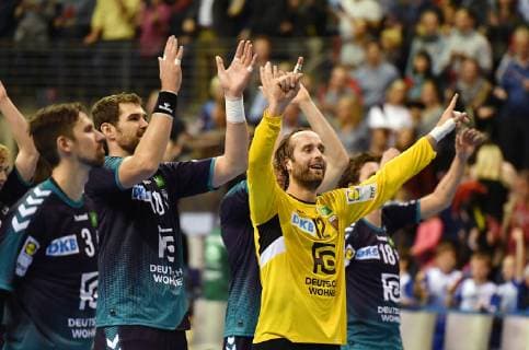 Die Füchse-Mnnschaft mit Silvio Heinevetter (Torwart Füchse), jubelt nach dem Spiel Füchse Berlin-DEN Aalborg Handbold EHF Cup, 2013 2014, Herren, Männer, men, Handball, Deutschland, Germany, Max-Schmeling-Halle Berlin, 25.11.2018