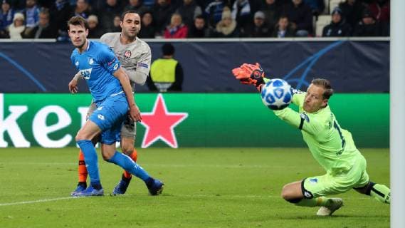 v.li.: Havard Nordtveit (Hoffenheim, 6), Ismaily Goncalves dos Santos (Donezk, 31), Oliver Baumann (Torwart, Hoffenheim, 1) erzielt das Tor zum 0:1, Treffer, Torerfolg, Highlight, Action, Aktion, Spielszene, Fussball, UEFA Champions League, TSG 1899 Hoffenheim - FK Schachtar Donezk,