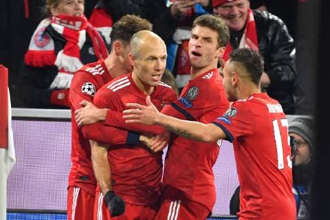 Sport Bilder des Tages Torjubel um den Torschuetzeh Arjen ROBBEN (Bayern Muenchen) nach Tor zum 1-0 mit Thomas MUELLER (MÜLLER,Bayern Muenchen),RAFINHA (Bayern Muenchen), Leon GORETZKA (Bayern Muenchen), Jubel,Freude,Begeisterung, Aktion, FC Bayern Muenchen (M) - Benfica Lissabon Fussball Champions League,Gruppe E, am 27.11.2018. A L L I A N Z A R E N A. DFL REGULATIONS PROHIBIT ANY USE OF PHOTOGRAPHS AS IMAGE SEQUENCES AND OR QUASI-VIDEO.