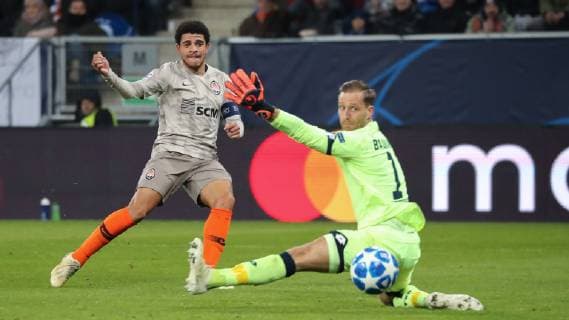 v.li.: Taison Barcellos Freda (Donezk, 7), Oliver Baumann (Torwart, Hoffenheim, 1), erzielt das Tor zum 0:2, Treffer, Torerfolg, Highlight, Action, Aktion, Spielszene, Fussball, UEFA Champions League, TSG 1899 Hoffenheim - FK Schachtar Donezk,
