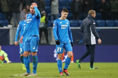 v.li.: Ishak Belfodil (Hoffenheim, 19), Andrej Kramaric (Hoffenheim, 27), enttäuscht über die Niederlage, Enttäuschung nach dem Schlusspfiff, Highlight, Verlierer, verloren, Frustration, disappointed, pessimistisch, Fussball, UEFA Champions League, TSG 1899 Hoffenheim - FK Schachtar Donezk,