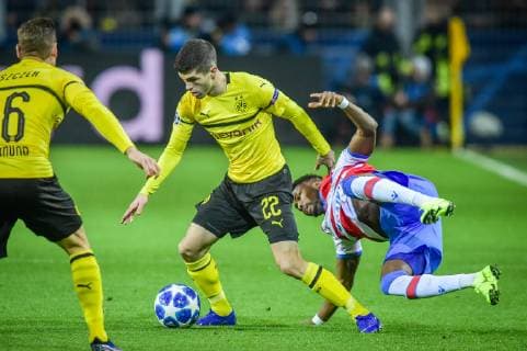 Dortmund, Germany 28.11.2018, UEFA Champions League - 2018 19 Season, Rueckrunde, Gruppenphase, Gruppe A, 5. Spieltag, BV Borussia Dortmund vs. FC Bruegge, Christian Pulisic (Borussia Dortmund), Emmanuel Dennis (FC Brügge) im Zweikampf, - ( DeFodi520