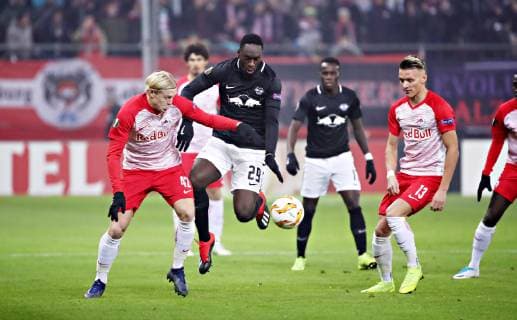 Salzburg - RB Leipzig Fussball Euro League Salzburg, 29.11.2018, Red Bull Arena, Fussball, Europa Fussball League , Gruppe B, 5.Spieltag , FC Salzburg vs. RB Leipzig , Im Bild von links; Xaver Schlager (42, Salzburg), Jean-Kevin Augustin (29, RB Leipzig) und Hannes Wolf (13, Salzburg). , Gemäß den Vorgaben der UEFA ist es untersagt, in dem Stadion und oder vom Spiel angefertigte Fotoaufnahmen in Form von Sequenzbildern und oder videoähnlichen Fotostrecken zu verwerten bzw. verwerten zu lassen. ,