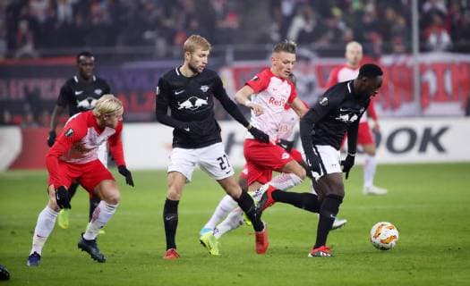 Salzburg - RB Leipzig Fussball Euro League Salzburg, 29.11.2018, Red Bull Arena, Fussball, Europa Fussball League , Gruppe B, 5.Spieltag , FC Salzburg vs. RB Leipzig , Im Bild von links; Xaver Schlager (42, Salzburg), Konrad Laimer (27, RB Leipzig), Hannes Wolf (13, Salzburg) und Jean-Kevin Augustin (29, RB Leipzig). , Gemäß den Vorgaben der UEFA ist es untersagt, in dem Stadion und oder vom Spiel angefertigte Fotoaufnahmen in Form von Sequenzbildern und oder videoähnlichen Fotostrecken zu verwerten bzw. verwerten zu lassen. ,