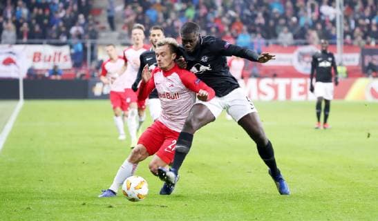 Salzburg - RB Leipzig Fussball Euro League Salzburg, 29.11.2018, Red Bull Arena, Fussball, Europa Fussball League , Gruppe B, 5.Spieltag , FC Salzburg vs. RB Leipzig , Im Bild von links; Fredrik Gulbrandsen (21, Salzburg) und Dayot Upamecano (5, RB Leipzig). , Gemäß den Vorgaben der UEFA ist es untersagt, in dem Stadion und oder vom Spiel angefertigte Fotoaufnahmen in Form von Sequenzbildern und oder videoähnlichen Fotostrecken zu verwerten bzw. verwerten zu lassen. ,