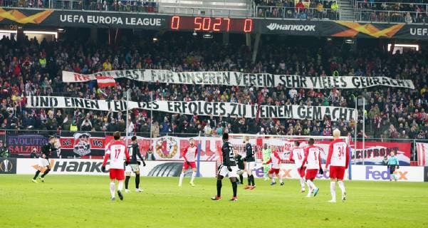 Salzburg - RB Leipzig Fussball Euro League Salzburg, 29.11.2018, Red Bull Arena, Fussball, UEFA Europa League , Gruppe B, 5.Spieltag , FC Red Bull Salzburg vs. RB Leipzig , Im Bild; Fans vom FC Salzburg mit kritischem Ralf Rangnick (RR) Transparent. , Gemäß den Vorgaben der UEFA ist es untersagt, in dem Stadion und oder vom Spiel angefertigte Fotoaufnahmen in Form von Sequenzbildern und oder videoähnlichen Fotostrecken zu verwerten bzw. verwerten zu lassen. ,