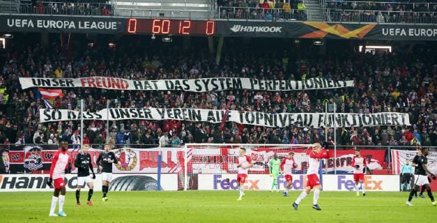 Salzburg - RB Leipzig Fussball Euro League Salzburg, 29.11.2018, Red Bull Arena, Fussball, UEFA Europa League , Gruppe B, 5.Spieltag , FC Red Bull Salzburg vs. RB Leipzig , Im Bild; Fans vom FC Salzburg Transparent für ihren Sportdirektor Freund , Gemäß den Vorgaben der UEFA ist es untersagt, in dem Stadion und oder vom Spiel angefertigte Fotoaufnahmen in Form von Sequenzbildern und oder videoähnlichen Fotostrecken zu verwerten bzw. verwerten zu lassen. ,