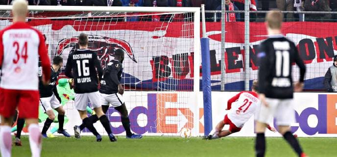 Salzburg - RB Leipzig Fussball Euro League Salzburg, 29.11.2018, Red Bull Arena, Fussball, UEFA Europa League , Gruppe B, 5.Spieltag , FC Red Bull Salzburg vs. RB Leipzig , Im Bild; Tor für Salzburg. Torschütze Fredrik Gulbrandsen (r., 21, Salzburg) trifft zum 1:0. , Gemäß den Vorgaben der UEFA ist es untersagt, in dem Stadion und oder vom Spiel angefertigte Fotoaufnahmen in Form von Sequenzbildern und oder videoähnlichen Fotostrecken zu verwerten bzw. verwerten zu lassen. ,