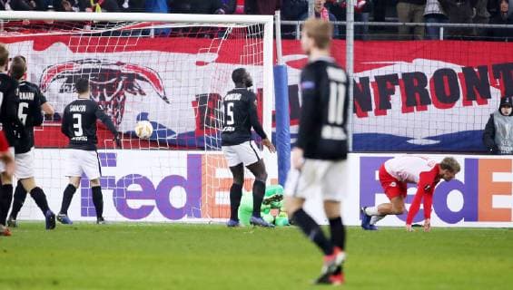 Salzburg - RB Leipzig Fussball Euro League Salzburg, 29.11.2018, Red Bull Arena, Fussball, UEFA Europa League , Gruppe B, 5.Spieltag , FC Red Bull Salzburg vs. RB Leipzig , Im Bild; Tor für Salzburg. Torschütze Fredrik Gulbrandsen (r., 21, Salzburg) dreht nach seinem Treffer ab. , Gemäß den Vorgaben der UEFA ist es untersagt, in dem Stadion und oder vom Spiel angefertigte Fotoaufnahmen in Form von Sequenzbildern und oder videoähnlichen Fotostrecken zu verwerten bzw. verwerten zu lassen. ,