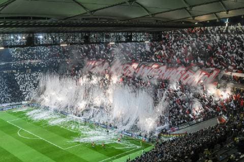 Fußball, EL, Eintracht Frankfurt Fans sorgen mit Papierschlangen für beeindruckende Szenen 29.11.2018, xmhx, Fussball UEFA Europa League, Eintracht Frankfurt - Olympique Marseille emspor, v.l. Choreographie der Eintracht Fans, Rauch, Pyro, Fahnen, Ultras (DFL DFB REGULATIONS PROHIBIT ANY USE OF PHOTOGRAPHS as IMAGE SEQUENCES and or QUASI-VIDEO) Frankfurt am Main