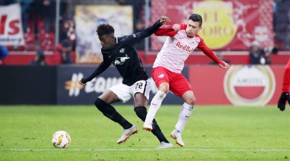 Salzburg - RB Leipzig Fussball Euro League Salzburg, 29.11.2018, Red Bull Arena, Fussball, UEFA Europa League , Gruppe B, 5.Spieltag , FC Red Bull Salzburg vs. RB Leipzig 1:0 (0:0) , Im Bild von links; Nordi Mukiele (22, RB Leipzig) und Zlatko Junuzovic (16, Salzburg). , Gemäß den Vorgaben der UEFA ist es untersagt, in dem Stadion und oder vom Spiel angefertigte Fotoaufnahmen in Form von Sequenzbildern und oder videoähnlichen Fotostrecken zu verwerten bzw. verwerten zu lassen. ,