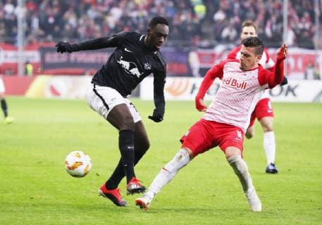 Salzburg - RB Leipzig Fussball Euro League Salzburg, 29.11.2018, Red Bull Arena, Fussball, UEFA Europa League , Gruppe B, 5.Spieltag , FC Red Bull Salzburg vs. RB Leipzig 1:0 (0:0) , Im Bild von links; Jean-Kevin Augustin (29, RB Leipzig) und Zlatko Junuzovic (16, Salzburg). , Gemäß den Vorgaben der UEFA ist es untersagt, in dem Stadion und oder vom Spiel angefertigte Fotoaufnahmen in Form von Sequenzbildern und oder videoähnlichen Fotostrecken zu verwerten bzw. verwerten zu lassen. ,
